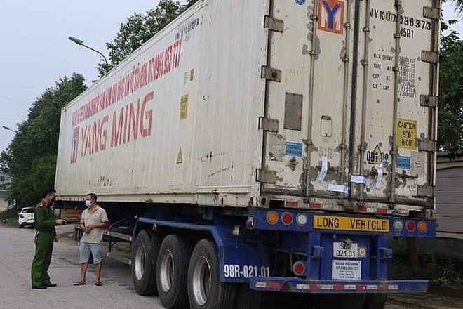 Phát hiện container chở hàng nghìn chai rượu ngoại không rõ nguồn gốc